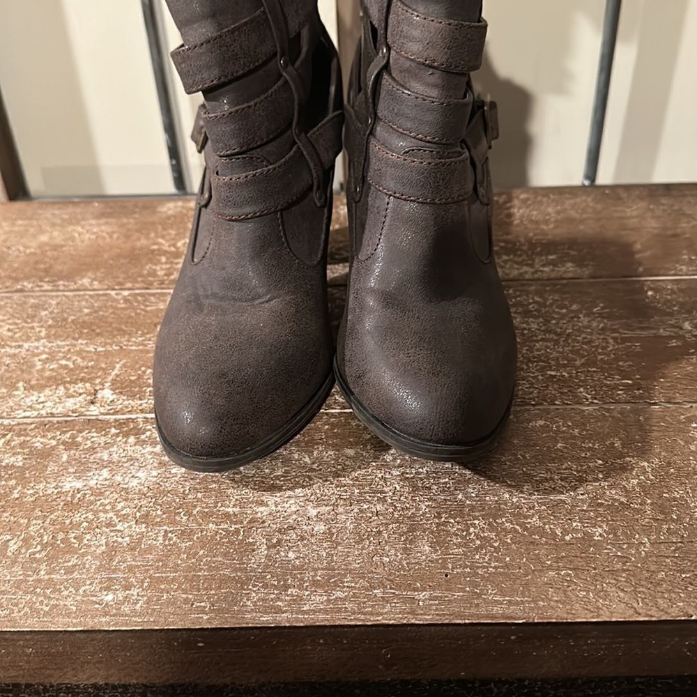 Booties size 8 - Picture 3 of 6
